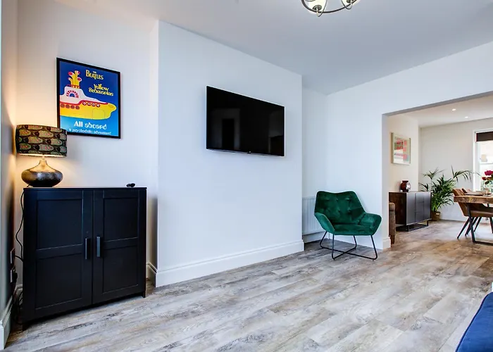 Luxury 2 Bed Apartment With Stunning Sea View Steps From Old Town And Dreamland